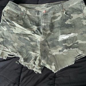 NWOT Nobo high rise camo shorts